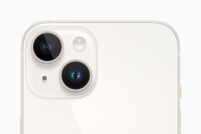 Ekran OLED iPhone’a 14 prezentujący dynamiczną scenę filmową