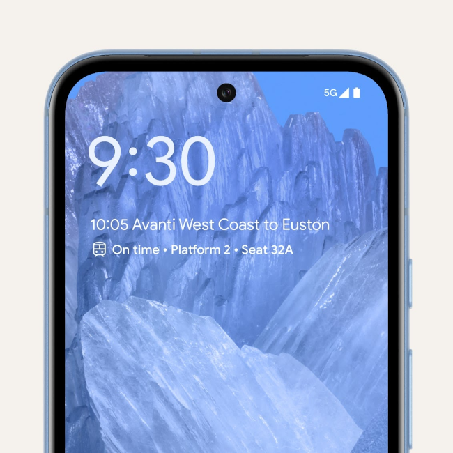 Google Pixel 8a — ekran z widżetem W skrócie i podglądem kluczowych informacji