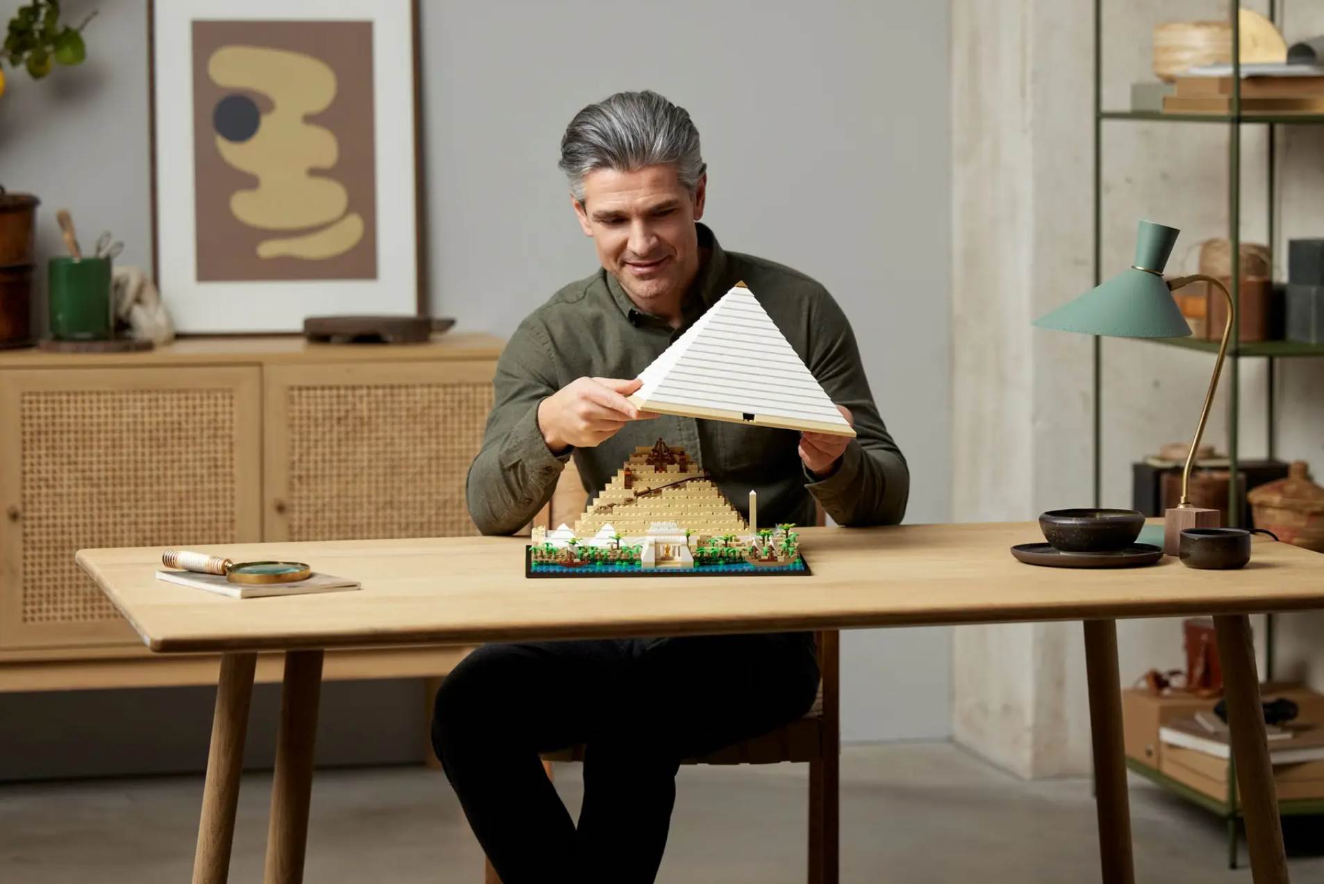 Wnętrze piramidy LEGO