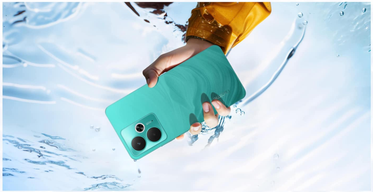 realme 14T zanurzony w wodzie — potwierdzenie norm IP69