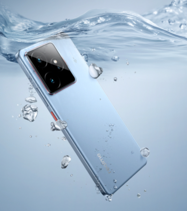 realme GT 7 zanurzony w wodzie, prezentujący certyfikat IP69