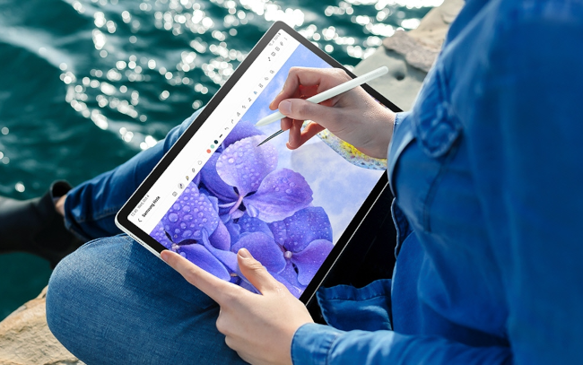 Galaxy Tab S9 FE Plus zanurzony w wodzie z S Pen — odporność IP68
