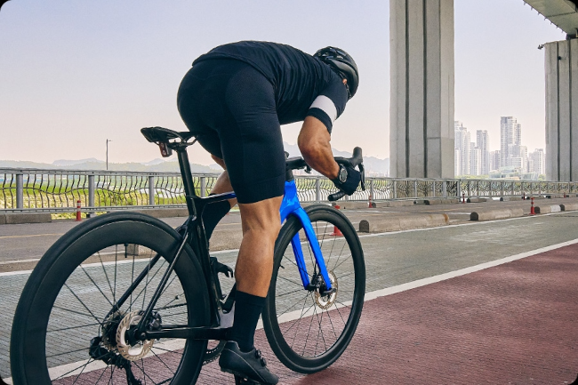 Aplikacja rowerowa FTP na ekranie Galaxy Watch7