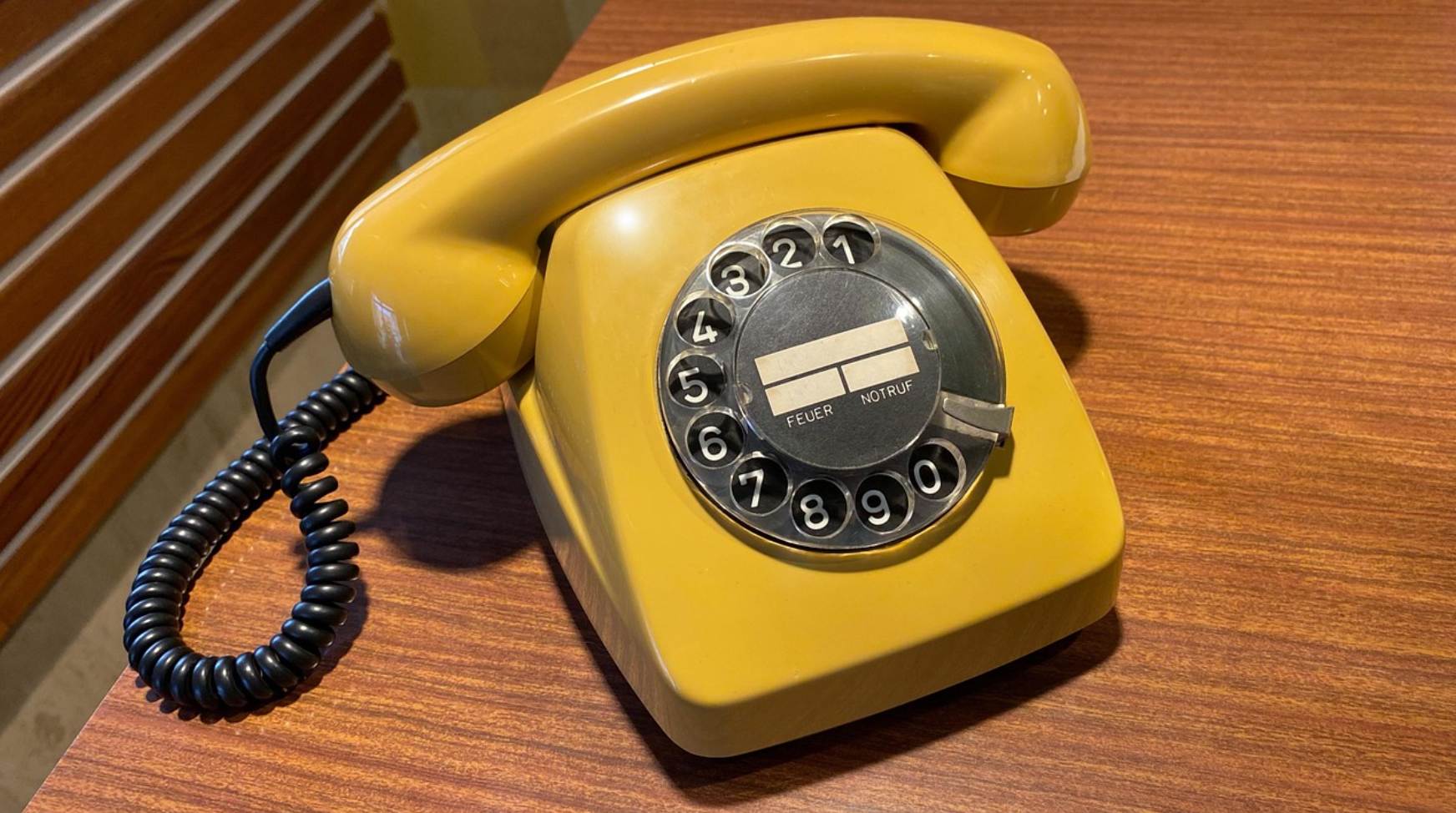 Retro telefon z tarczą
