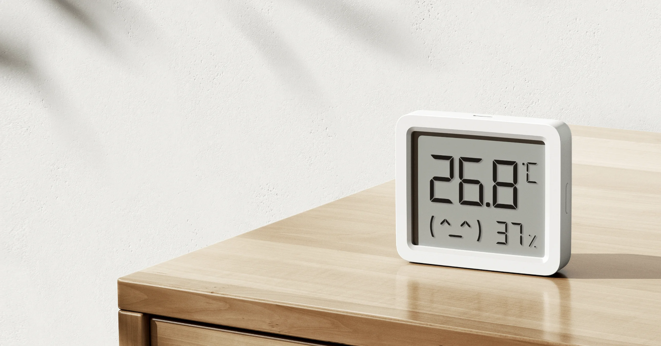 Xiaomi Smart Temperature and Humidity Monitor 3 Mini — front urządzenia z czytelnym ekranem LCD pokazującym temperaturę i wilgotność